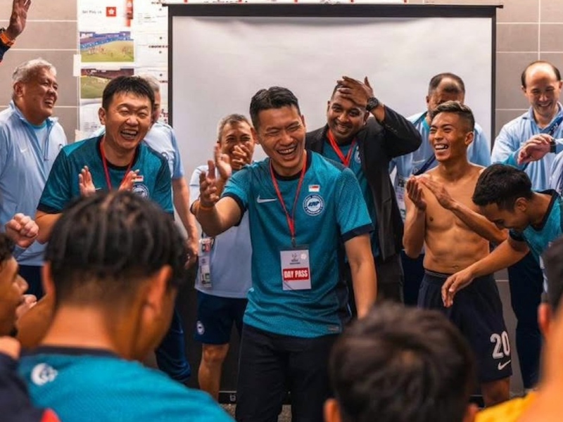 星洲部長辱港隊球迷白痴